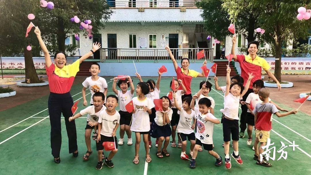 海陵区小学领导团队，引领未来教育的强大力量